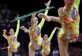 大妈喊一句中国足球加油，然后一脚把球踢进小轿车窗户，这脚法什么水平